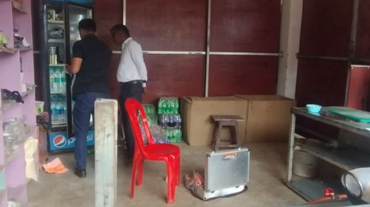 गढ़वा में सरकारी शराब दुकान में चोरी,ब्रांडेड शराब की 30 पेटी ले गए चोर,जांच में जुटी पुलिस,देखिए वीडियो