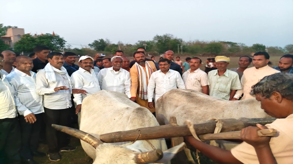 विस्थापितों के आंदोलन के बहाने चंपाई सोरेन ने कैसे पकड़ ली है अलग राह, क्या होगा राजनीतिक फ़ायदा ?