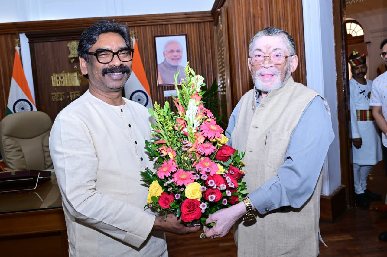 रांची: सीएम हेमंत सोरेन ने राज्यपाल संतोष गंगवार से की मुलाकात