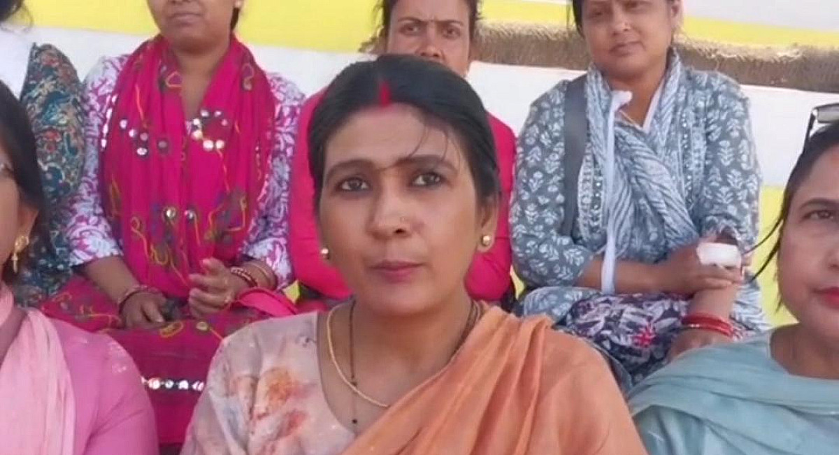 री-एडमिशन के नाम पर वसूली कर रहे है निज़ी स्कूल! मनमानी पर धनबाद की महिलाओं ने काटा बवाल