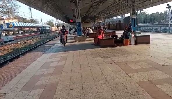 यात्रीगण सावधान : जसीडीह प्लेटफॉर्म पर फराटे से दौड़ती है बाइक, आंख मूंदे बैठी RPF