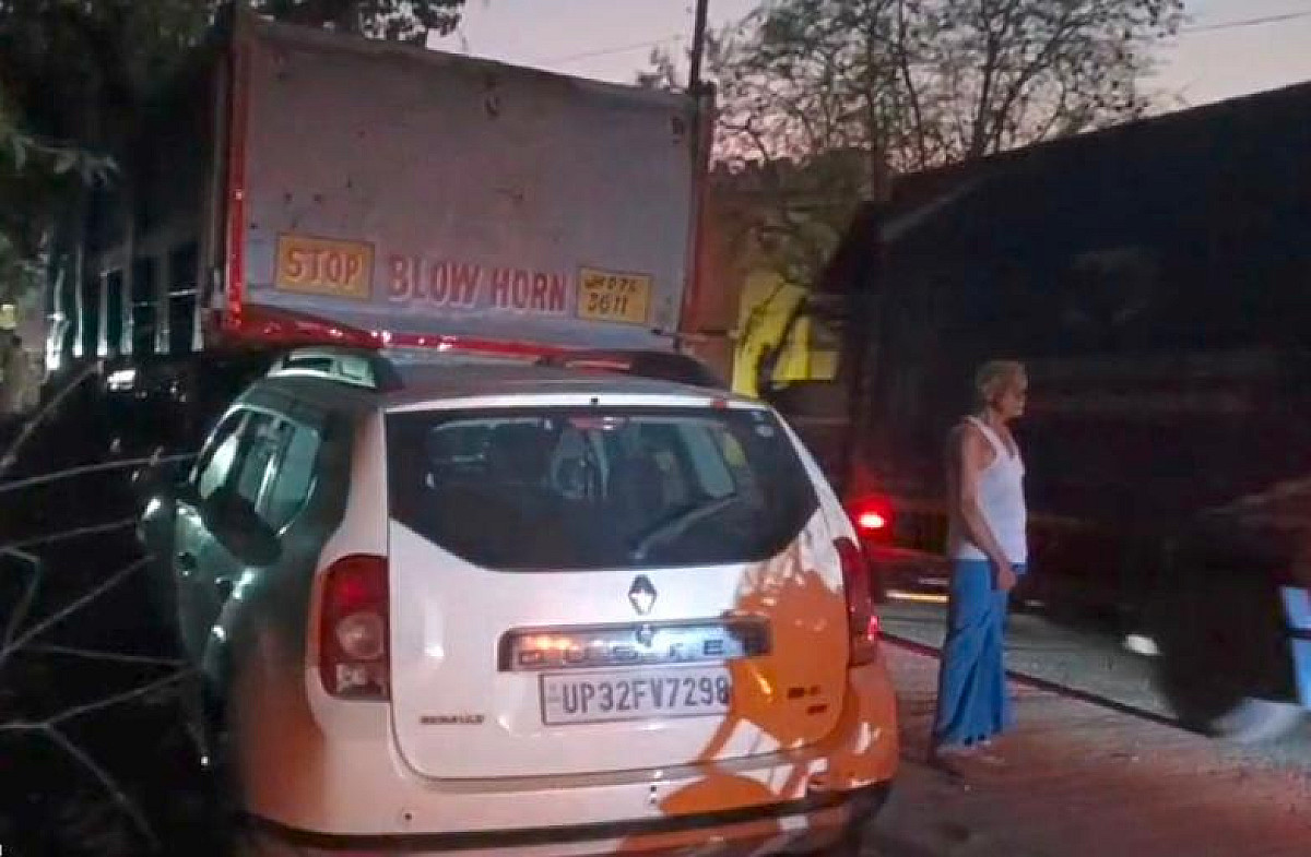 जमशेदपुर में दर्दनाक सड़क हादसा, डिवाइडर से टकराई स्कूटी, मौके पर एक की मौत