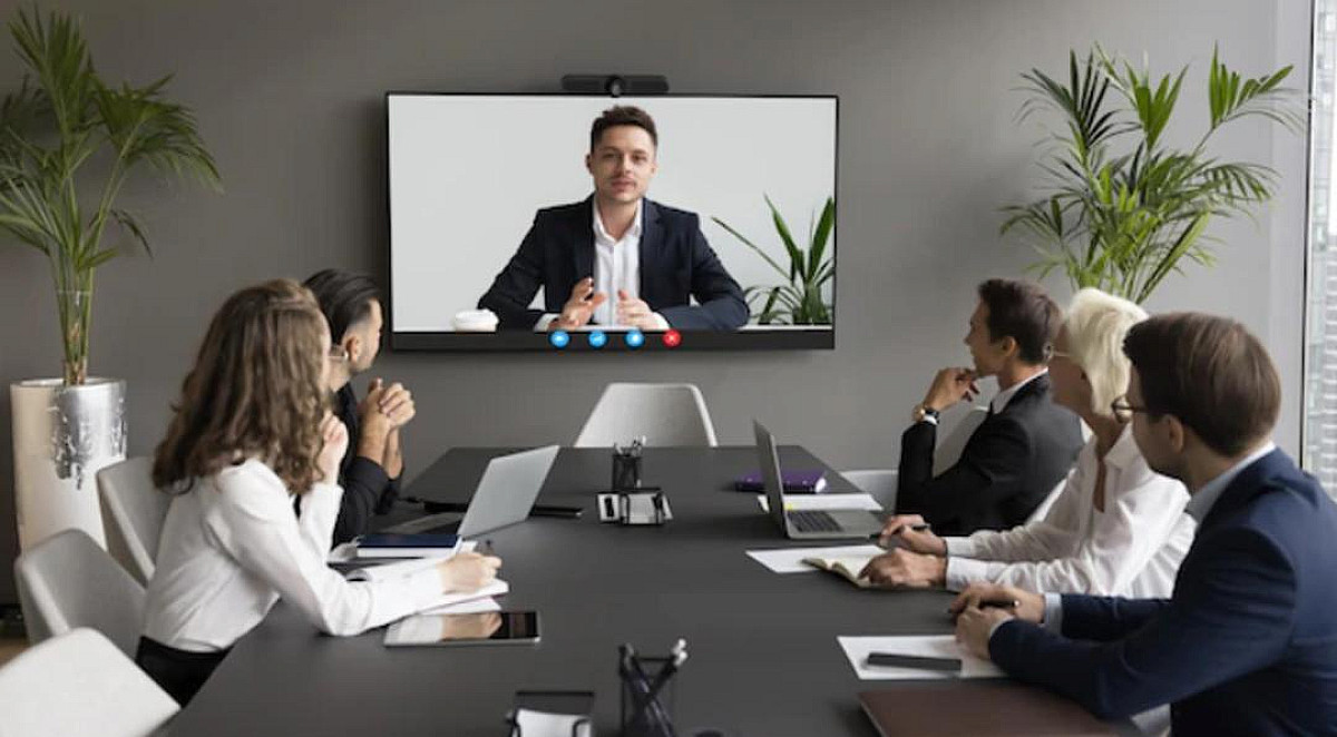 इसको मैनेजर किसने बना दिया यार...ऑफिस मीटिंग के बीच कर्मचारी ने कर दी ऐसी गलती कि पड़ गया लेने के देने, देखिए