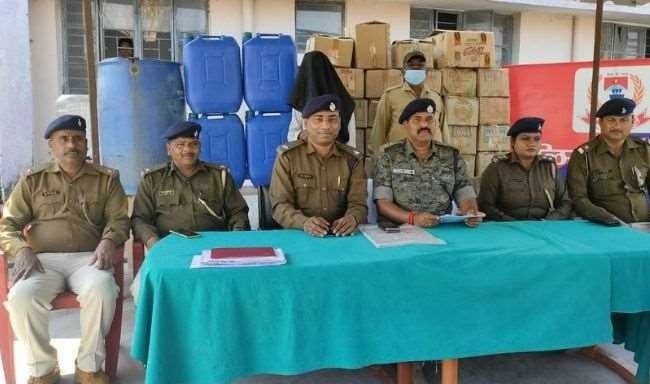 होली पर बिहार में थी शराब खपाने की मंशा, चतरा में 43 पेटियों में मिली हजार से अधिक बोतलें