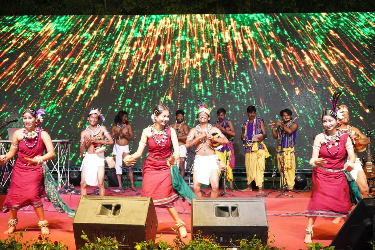 सरायकेला:छऊ महोत्सव 2026 में दिखी लोक संस्कृति की अद्भुत छटा, कलाकारों की प्रस्तुतियां देख मंत्रमुग्ध हुए दर्शकों