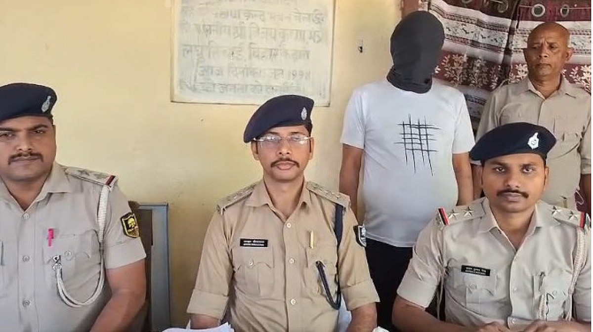 दवा दुकान में पिस्टल की हो रही थी बिक्री,पुलिस ने मारा छापा तो कई हथियार बरामद