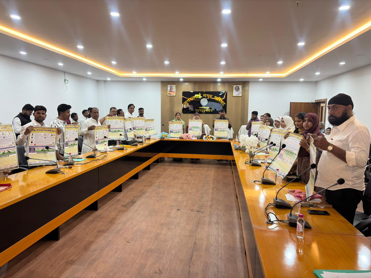 जुगसलाई नगर परिषद की पहली बोर्ड बैठक में विकास योजनाओं पर मंथन, कैलेंडर का विमोचन