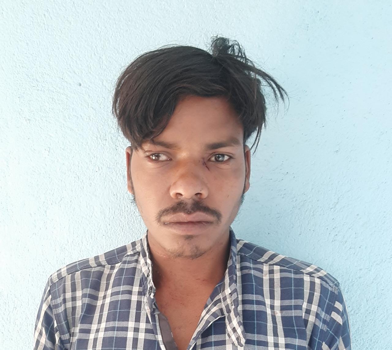 गर्लफ्रैंड से मिलने मना करता था पिता, बेटे ने पिता को ही चाकू से मार डाला