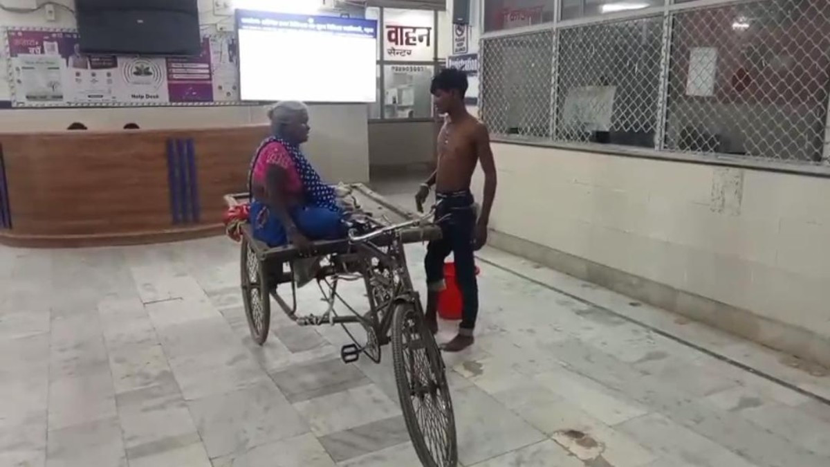 ठेले पर राज्य का स्वास्थ्य ‘सिस्टम’! दर्द से कराहती रही मां, एम्बुलेंस नहीं मिली तो बेटे ने ठेले पर पहुंचाया अस्पताल