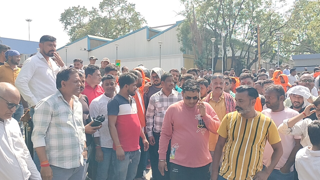 टाटा मोटर्स गेट पर हंगामा, स्थानीय रोजगार की मांग को लेकर लोगों ने किया जोरदार प्रदर्शन