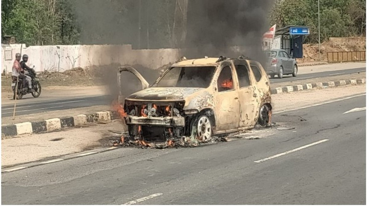 रांची-टाटा मार्ग पर चलती कार में लगी भीषण आग, बाल-बाल बचे सवारी