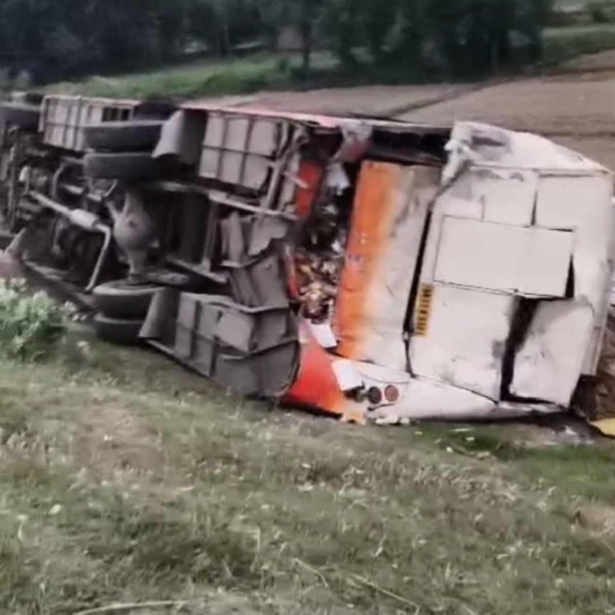 बड़ी खबर: सुपौल में भीषण सड़क हादसा, ट्रक और बस में टक्कर, दर्जनों भर से ज्यादा लोग घायल