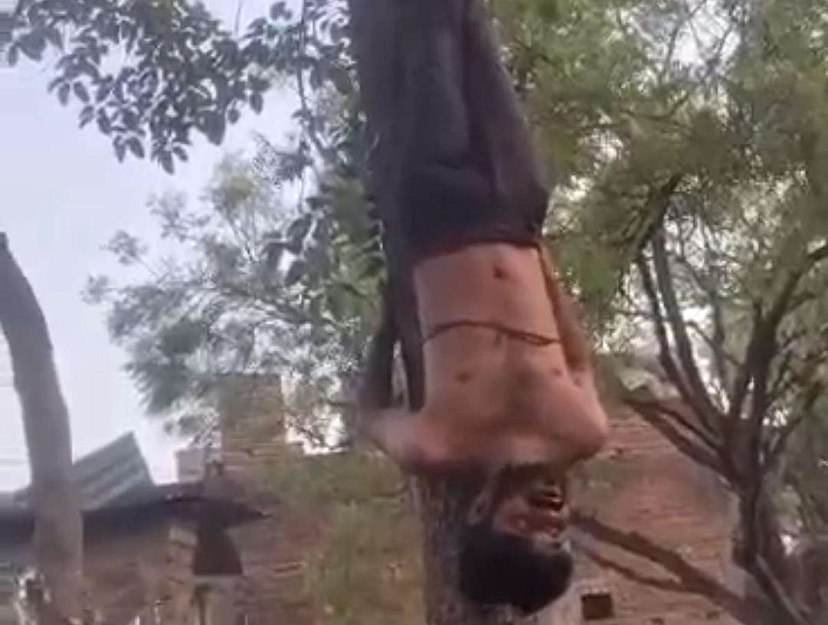 पहले युवक को उल्टा लटकाकर पीटा फिर जख्मों पर रगड़ा लाल मिर्च पाउडर, जानिए कहाँ का है मामला                 