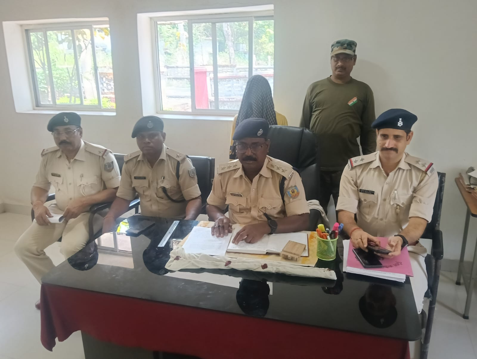 चाईबासा: अंधेरे में महिलाओं के कमरों में घुसता था युवक, ग्रामीणों ने पकडकर टांगी से काट दिया पैर, पढ़े फिर क्या हुआ