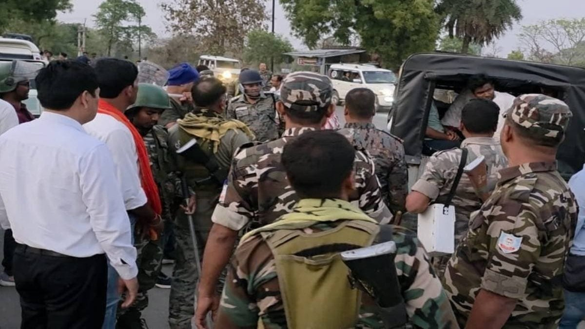 गढ़वा में हिंसक झड़प: सड़क जाम हटाने गई पुलिस पर पथराव, 25 से ज्यादा जवान घायल