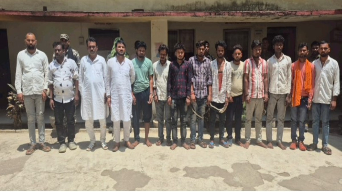 गढ़वा पुलिस पर पथराव मामला: 84 नामजद, 400 अज्ञात पर FIR, 14 आरोपी गिरफ्तार