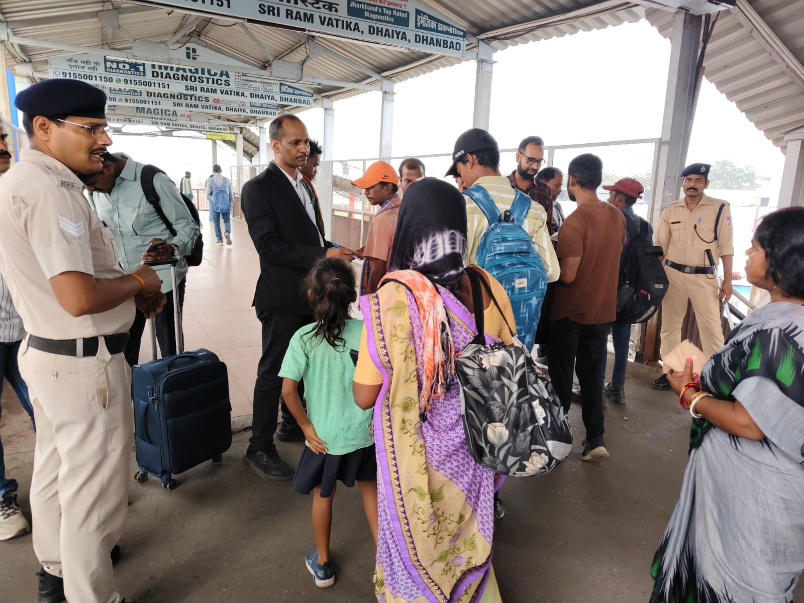 धनबाद में टिकट चेकिंग का बड़ा एक्शन, बिना टिकट पकड़े गए 69 यात्री, मचा हड़कंप