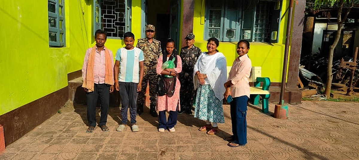 नक्सल प्रभावित सारंडा में पुलिस की मानवीय पहल, भटकी महिला को सकुशल परिवार से मिलाया