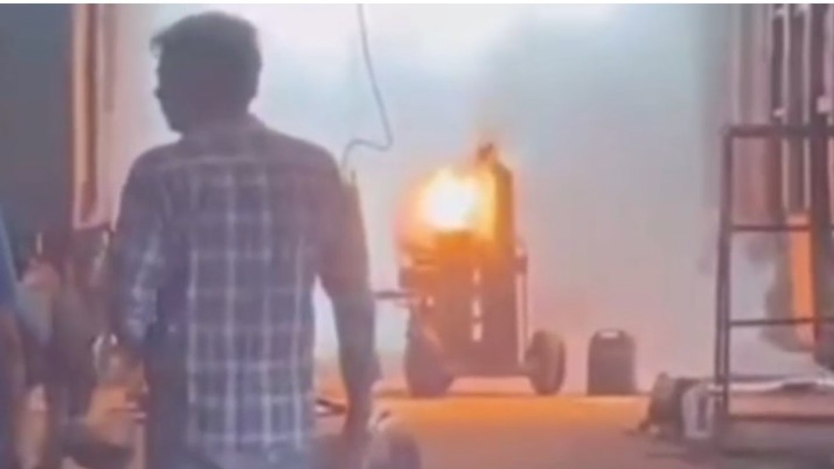 धनबाद: लोको साइडिंग में गैस सिलेंडर लीक से लगी भीषण आग, मची अफरा-तफरी