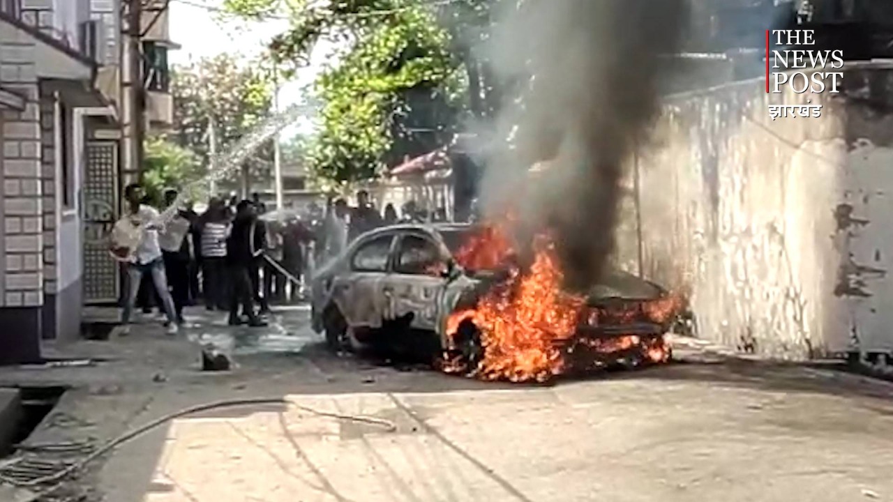 द बर्निंग कार : जमशेदपुर में धू-धू कर जल गई कार, देखते ही देखते हुई खाक