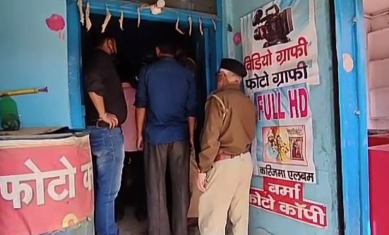 बाइक खड़ी कर दुकान में जाना युवक को पड़ा महंगा, डिक्की से 80 हजार रुपए ले उड़े चोर