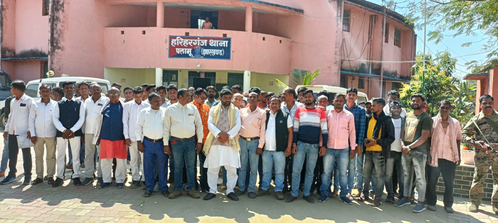 आक्रोशित आजसू कार्यकर्ताओं ने किया एनएच 98 जाम, 104 कार्यकर्ता गिरफ्तार