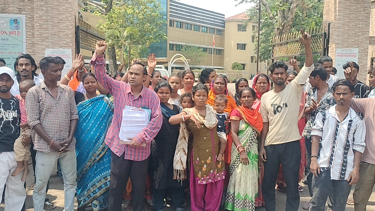 टेल्को मछुआ बस्ती के लोगों ने डीसी ऑफिस में किया प्रदर्शन, भवन को कब्जा मुक्त कराने की रखी मांग