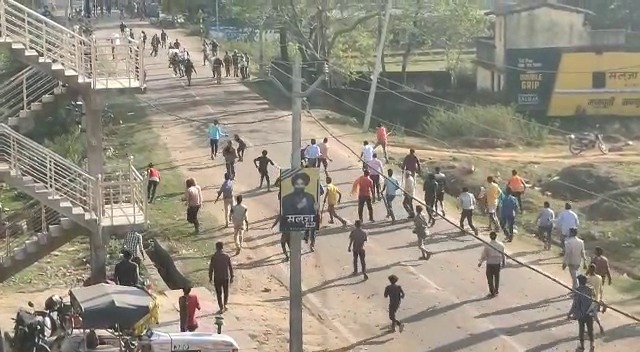 BREAKING: प्रदर्शनकारी रैयतों पर पुलिस ने किया लाठीचार्ज और फायरिंग, गुस्साए ग्रामीणों ने एनटीपीसी कार्यालय और आधा दर्जन वाहनों में लगाई आग