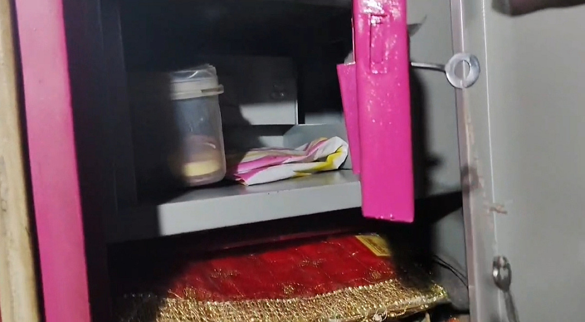 जमशेदपुर: सोता रहा परिवार, चोरों ने पीछे से उड़ा लिए लाखों के गहने-पैसे, स्प्रे मारकर चोरी की आशंका