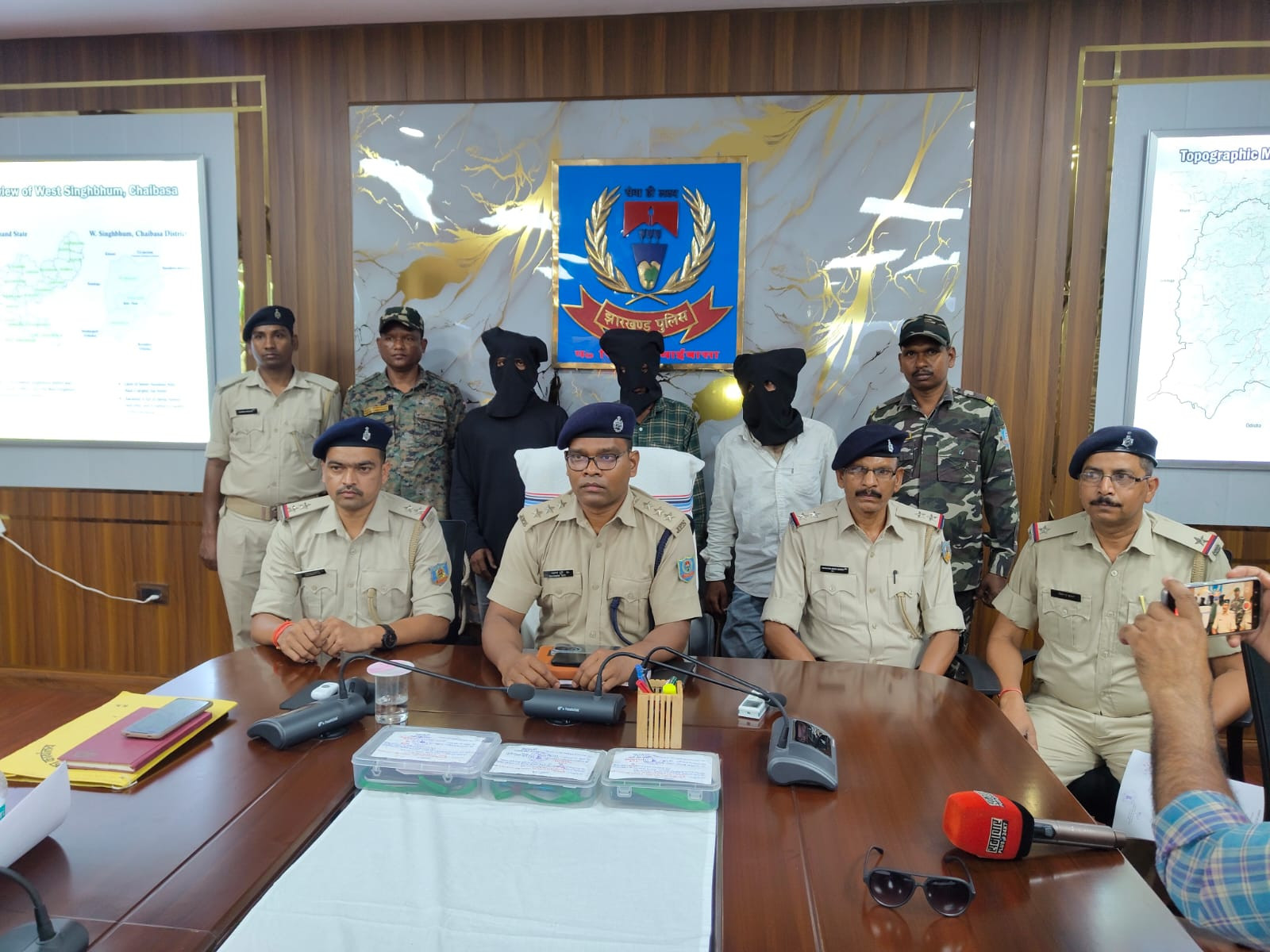 चाईबासा पुलिस को मिली बड़ी सफलता, मोबाइल चोरी करने वाले तीन आरोपी गिरफ्तार