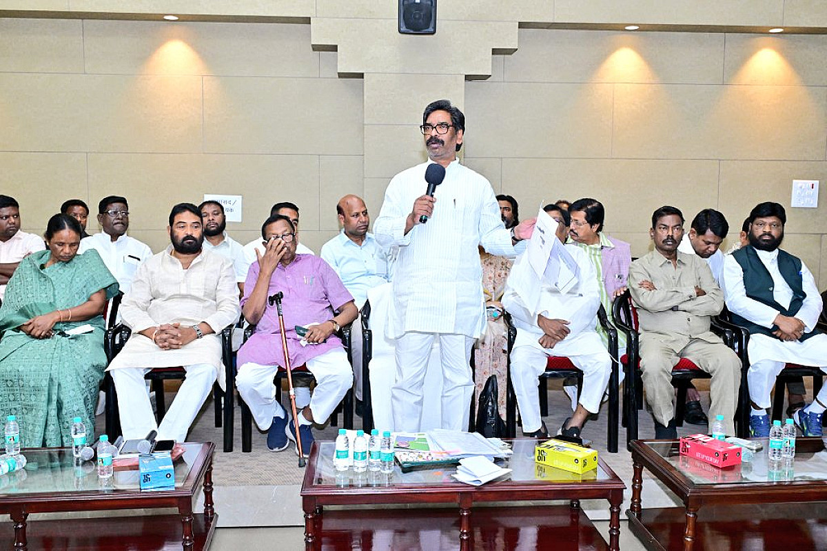 झारखंड मुक्ति मोर्चा की बड़ी बैठक,हेमंत के साथ पार्टी के सभी नेता मौजूद,जानिए क्या हुई चर्चा