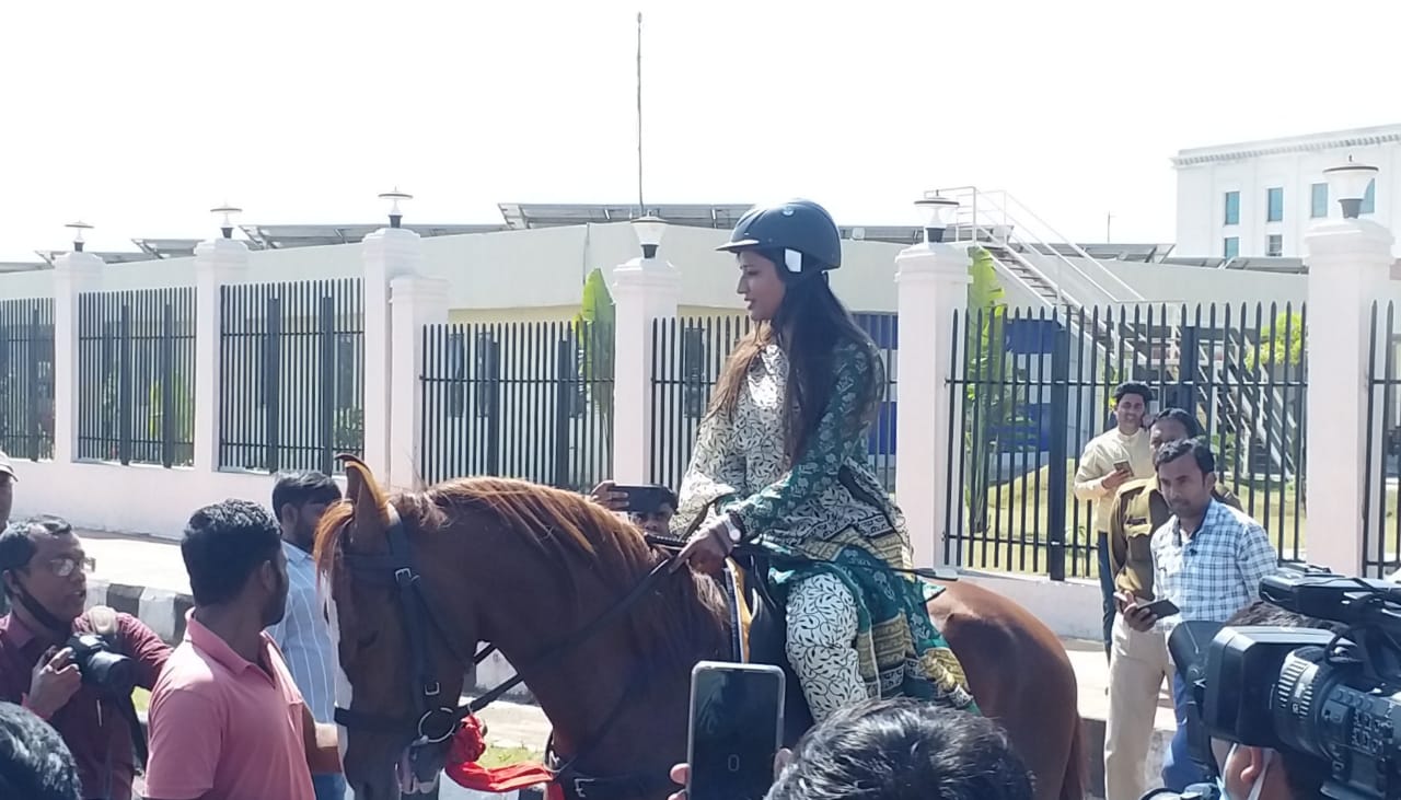 घोड़े पर सवार होकर विधानसभा पहुंची अंबा प्रसाद, लोग रह गए अवाक