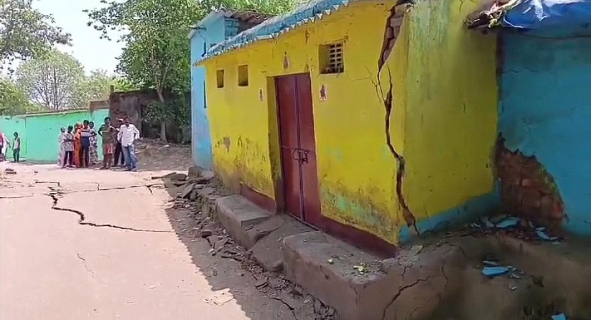 धनबाद में फिर भू-धंसान का कहर, टांडाबाड़ी बस्ती 4 फीट धंसी, खुले आसमान तले रहने को लोग मजबूर