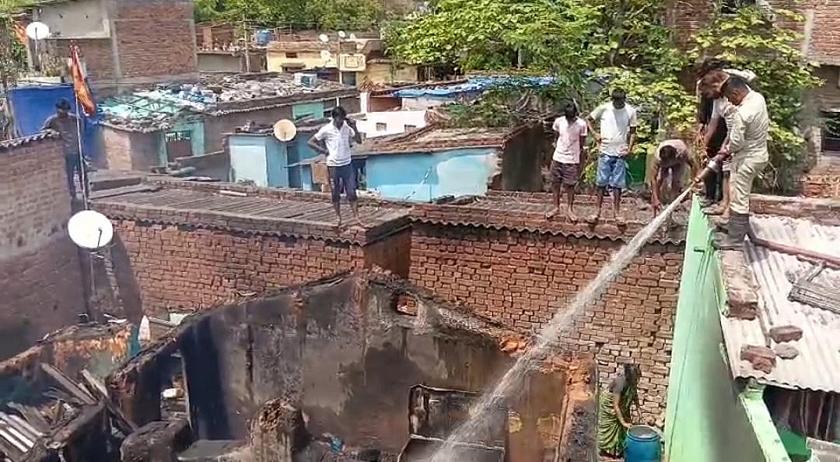 जमशेदपुर: शराब के नशे में युवक ने पत्नी और बच्चे के साथ की मारपिट, फिर घर में आग लगाकर हो गया फरार