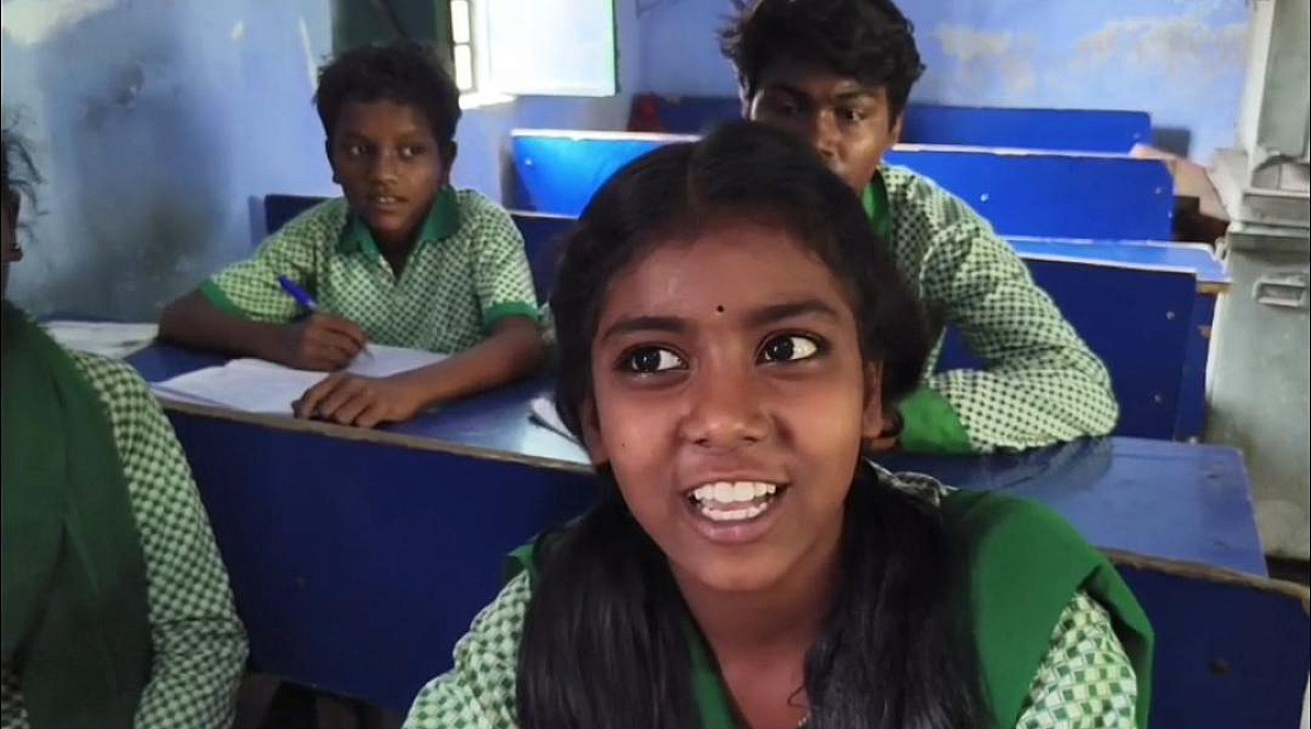 शिक्षा के मंदिर के बाहर शराब की महफ़िल! धनबाद का ये स्कूल परिसर बना शराबियों का अड्डा