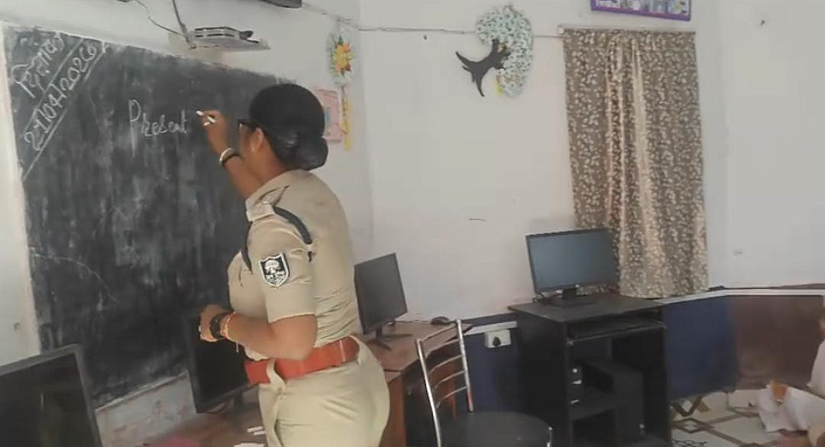 निरीक्षण के दौरान एसपी बनी शिक्षिका, बच्चों को पढ़ाया इंग्लिश