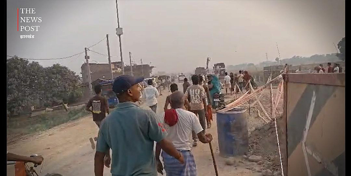 अतिक्रमण हटाने के दौरान बवाल, ग्रामीणों ने पुलिस को दौड़ा-दौड़ा कर पीटा, देखें वीडियो