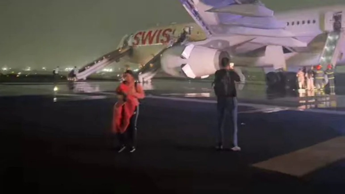 स्विस एयर के जहाज में लगी आग, दिल्ली एयरपोर्ट पर बड़ा हादसा, पैसेंजर अस्पताल में भर्ती