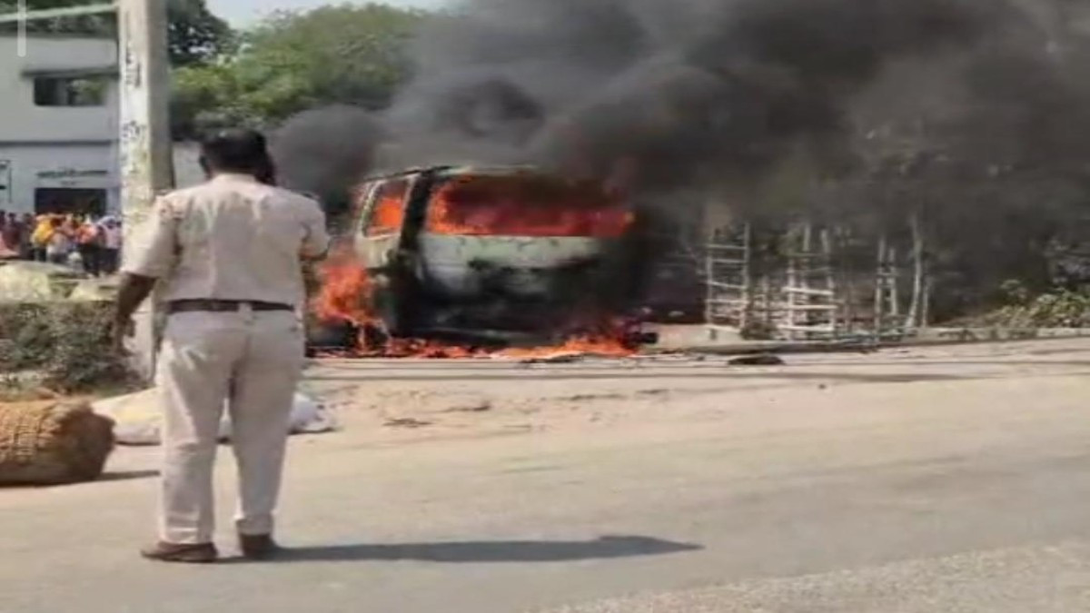 गढ़वा में धधकी कार, खड़ी गाड़ी में अचानक लगी भीषण आग, वायरल हो रहा वीडियो