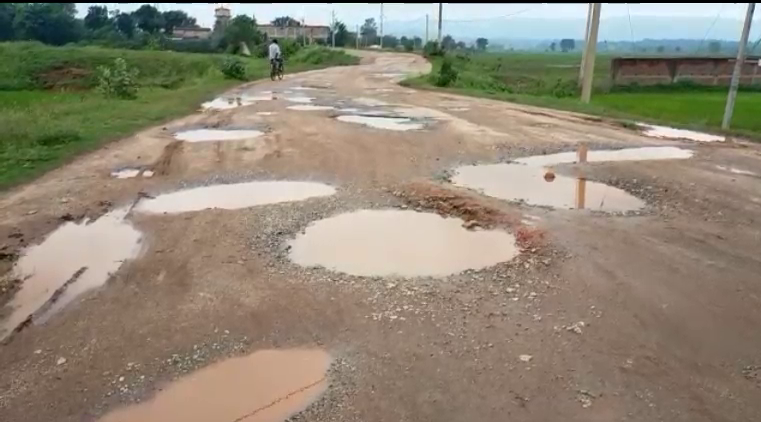 गुमला में तालाब में तब्दील हुआ  मुख्य सड़क, हर पल दुर्घटना को दे रहा आमत्रंण