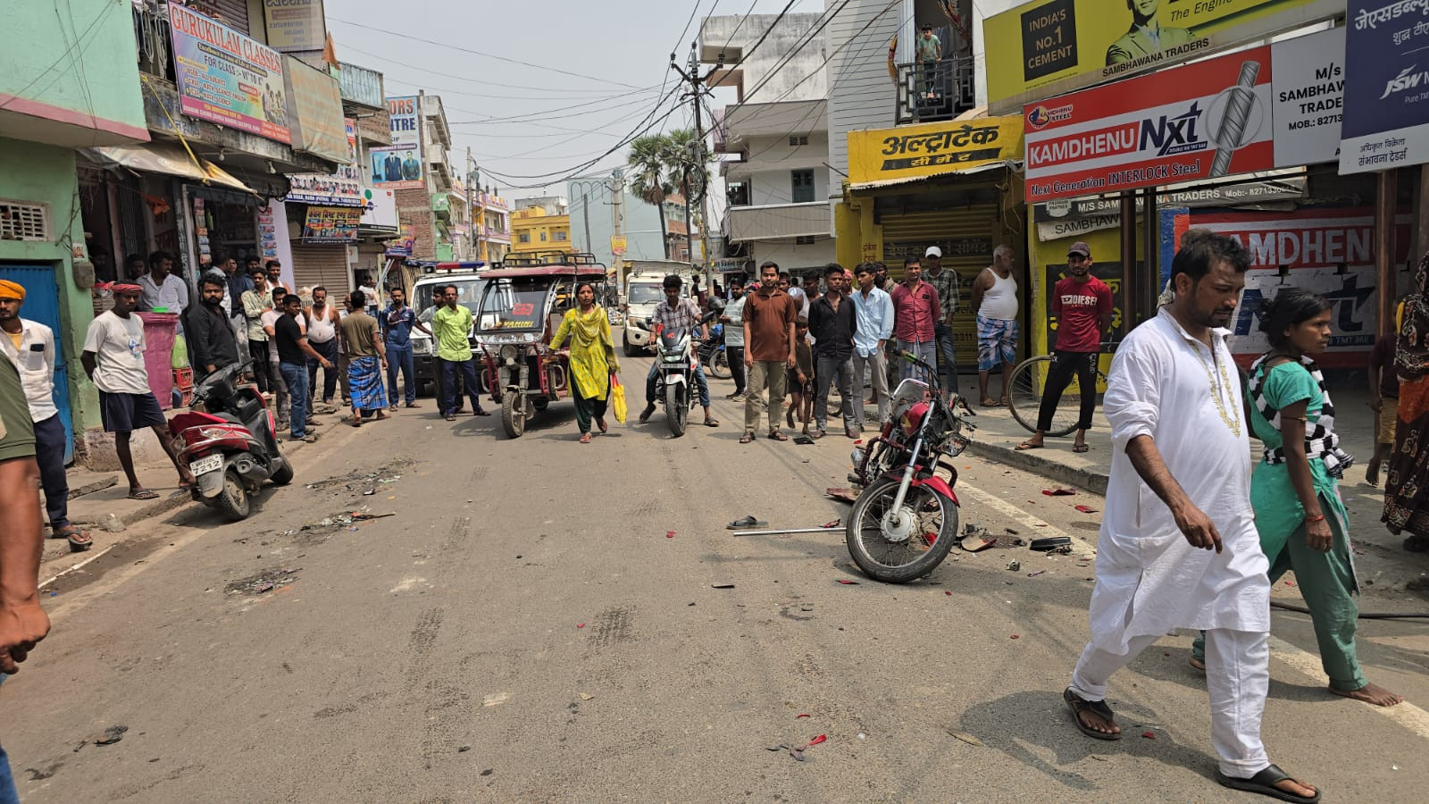 बाढ़ में बीच सड़क ससुर-दामाद की जबरदस्त भिड़ंत, पटका-पटकी से हंगामा