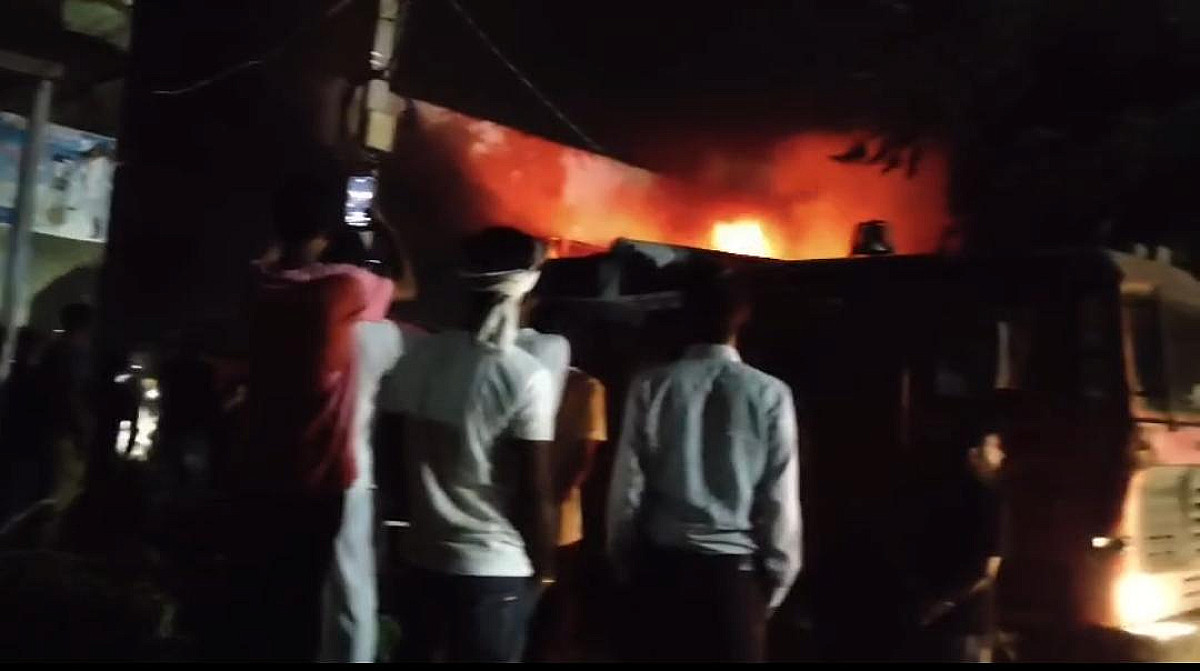 साहिबगंज के राजमहल में भीषण आग का तांडव,पलक झपकते जलकर राख हो गए टेंट हाउस गोदाम