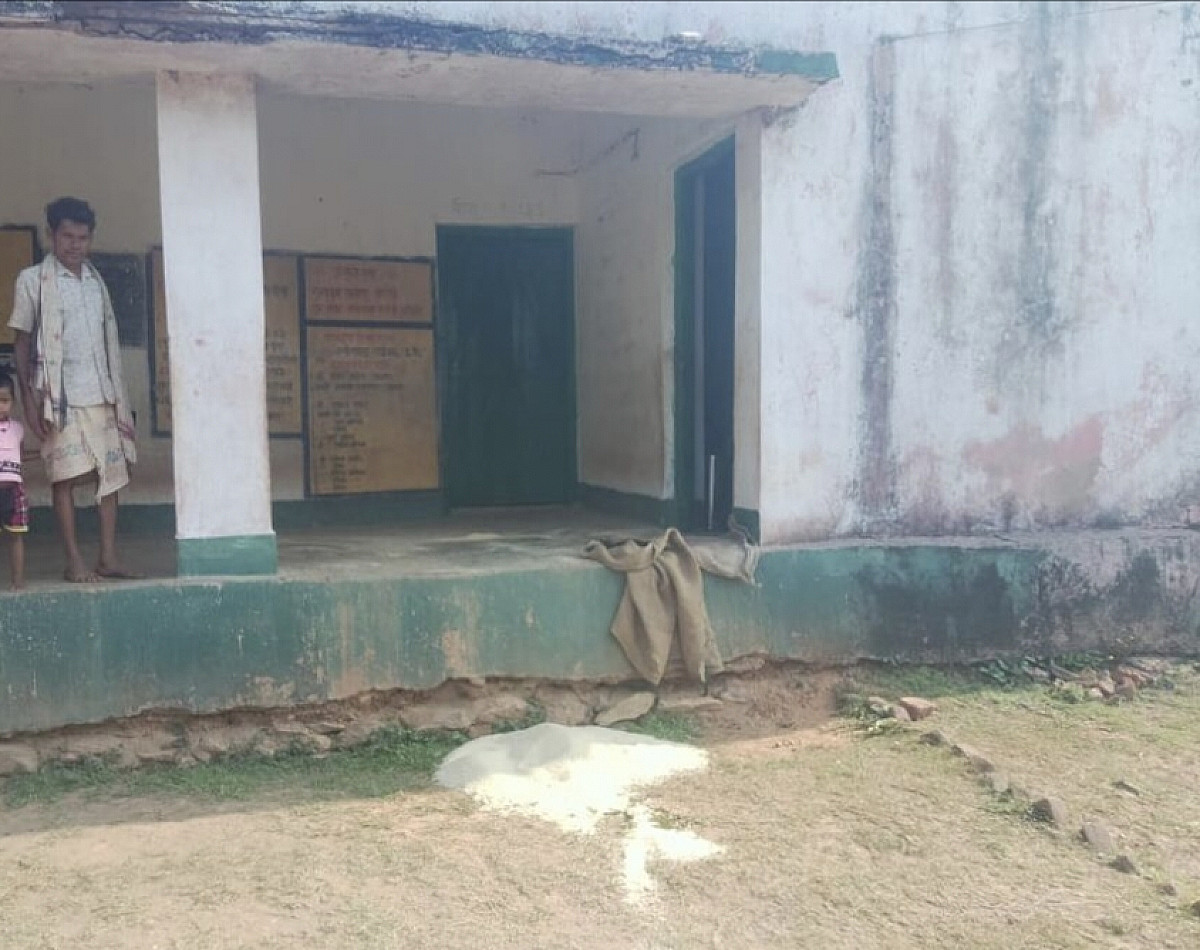 सारंडा के ग्रामीण दोहरी मार झेल रहे: नक्सली डर के बीच हाथी भी मचा रहे उत्पात 