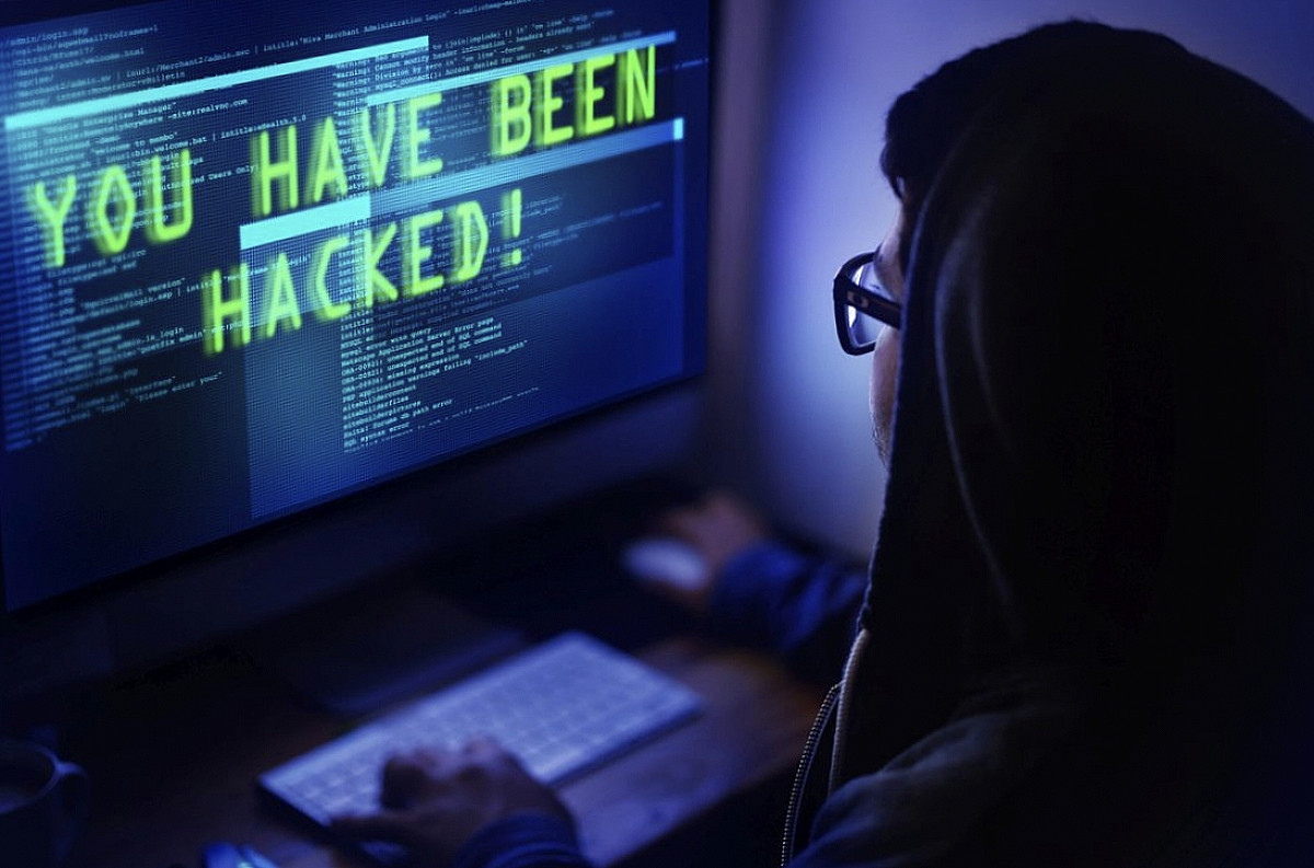 जमशेदपुर में साइबर ठगों का जाल: एयर एम्बुलेंस के नाम पर 8 लाख ठगे, कर्मचारी के खाते से 80 हजार उड़ाए