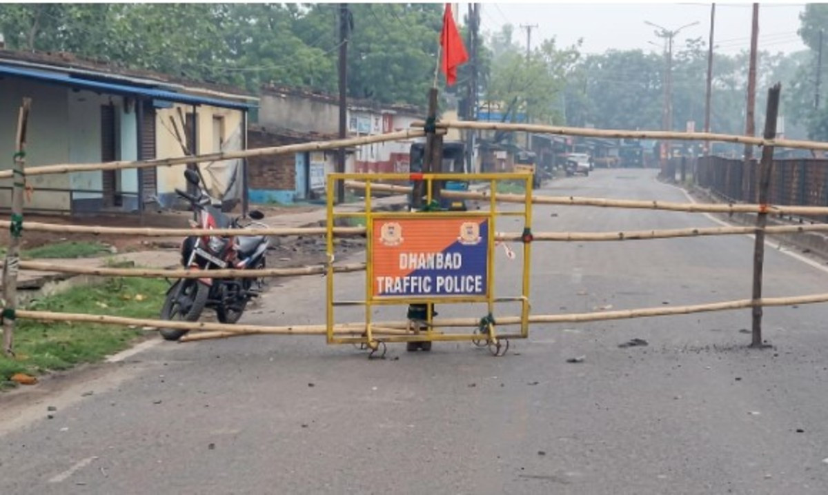 धनबाद-बोकारो मार्ग पर फिर धंसी जमीन, आवागमन ठप, लोगों की बढ़ी चिंता