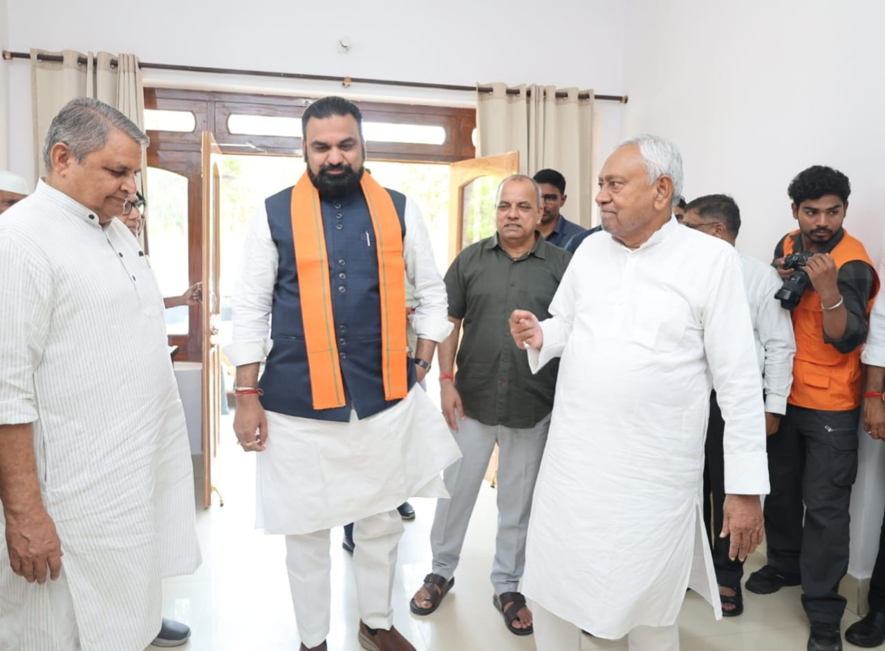 बिहार में राजनीतिक हलचल तेज, मुख्यमंत्री और उपमुख्यमंत्री ने नीतीश कुमार से की मुलाकात