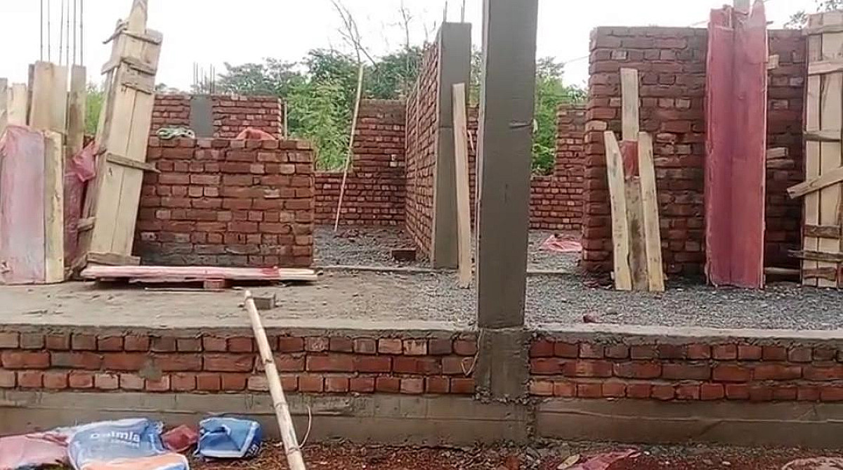 पाकुड़:हिरणपुर में स्कूल निर्माण के नाम पर बड़ा खेल, घटिया सामग्री से खड़ा हो रहा भवन