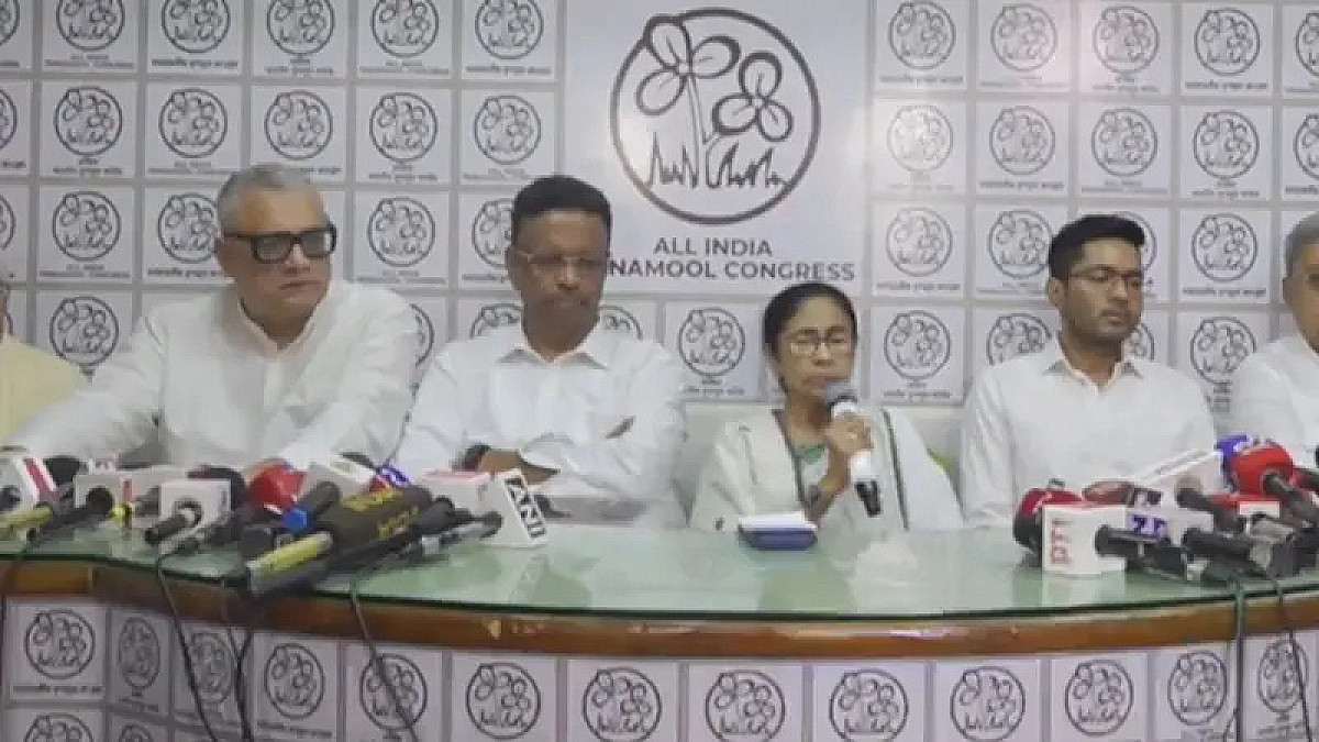 बंगाल चुनाव 2026: ममता बनर्जी सीएम पद से नहीं देंगी इस्तीफा, जानिए क्यों खड़ा हो सकता है संवैधानिक संकट !