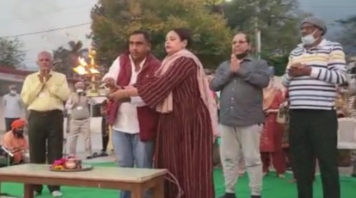 उत्तराखंड में कांग्रेस की जीत के लिए मंत्री बन्ना गुप्ता ने की गंगा आरती, कहा - गलत साबित होगा एग्जिट पोल