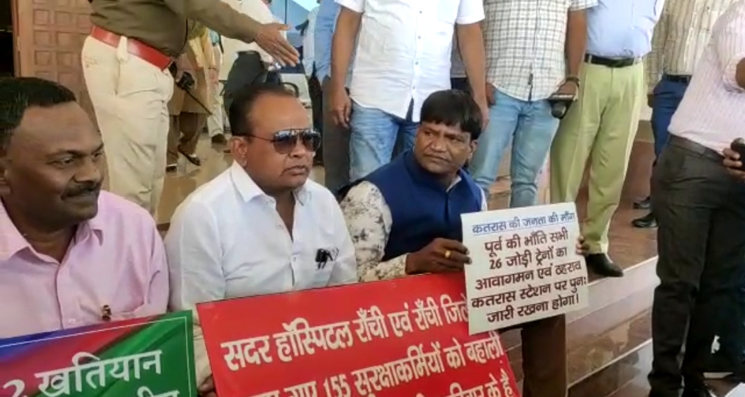 विधानसभा के बाहर धरने पर बैठे विधायक इरफान अंसारी, सदर अस्पताल से हटाए गए सुरक्षाकर्मी को बहाल करने की मांग